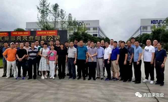 与会人员在遵义半岛网站-Ban岛在线官网-半岛(中国)有限公司大门口合影留念